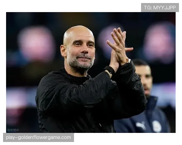 特写：终场哨响，瓜迪奥拉伫立场边凝望记分牌长达一分钟